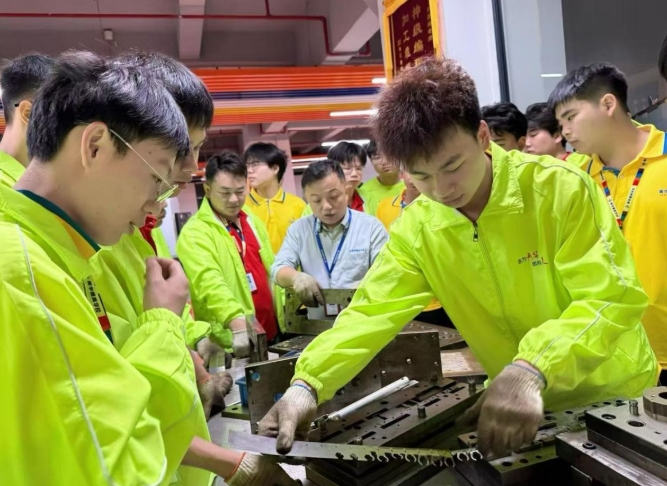 长安模具学校学习日常 青华校企一体工厂实战教学