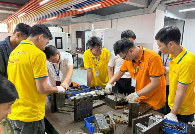 模具培训靠不靠谱？看长安青华模具真实教学日常