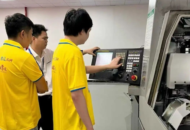 22年老校实力见证！学模具数控，选青华不踩坑
