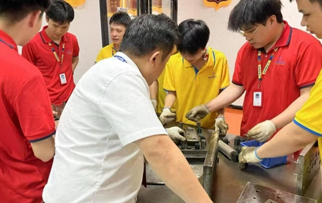 拒绝纸上谈兵！青华全程实操教学，学技术真操实练好就业