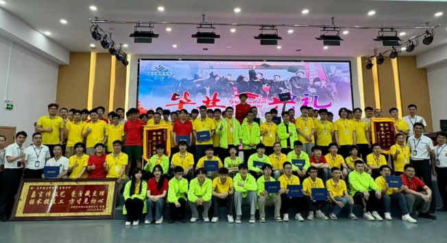 青华：不只是教一门技术，更是为普通人重启人生的频率