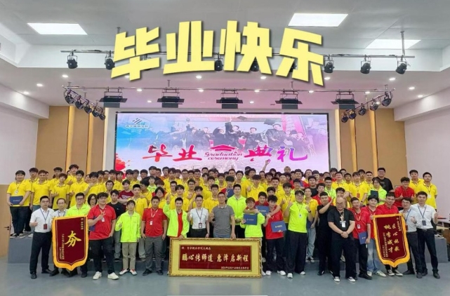 普通人踏实学一门技术 模具技能打造稳定职业出路