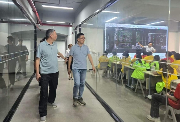 广西军区屈司令莅临青华模具学校，共筑退役军人就业成才之路