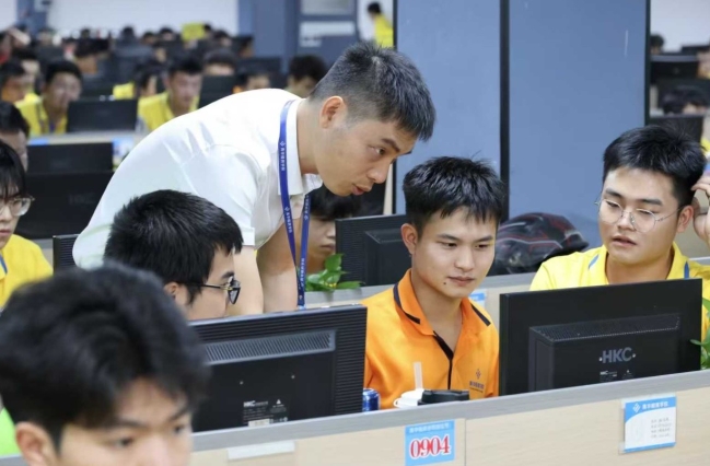 一件青华校服，就是模具行业公认的专业名片
