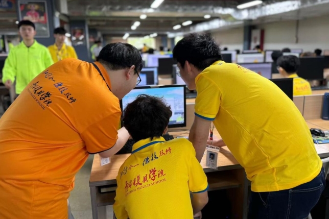 同样是年轻人，为何有人进厂做普工，有人成模具工程师