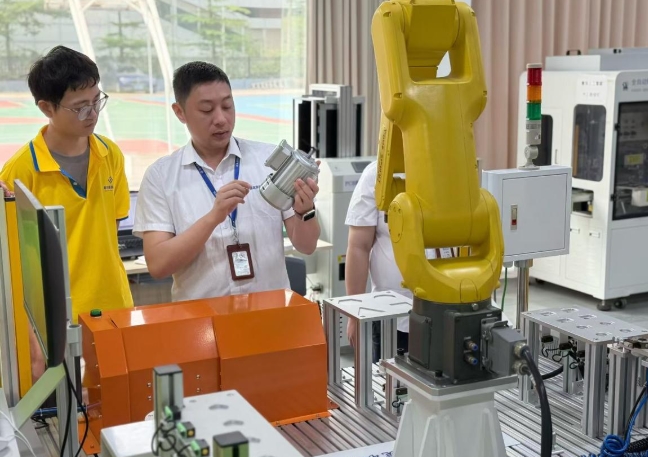 比起教会技术，我们更想唤醒普通人心里的光