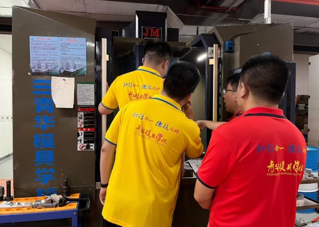 胡同学零基础3个月通关，试用期薪资6000，顺利入职模具编程岗