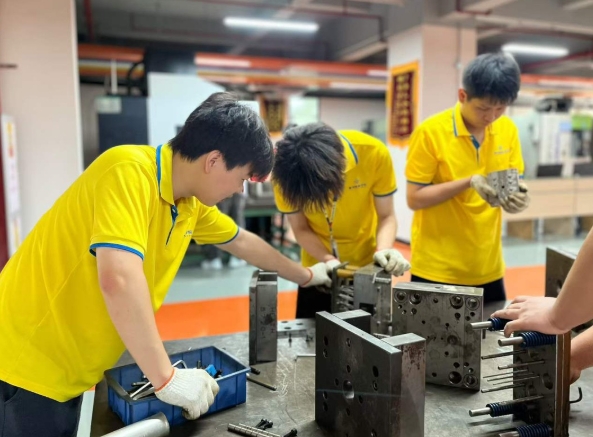 摸得到、拆得开、弄得懂：这才是青华模具的课堂