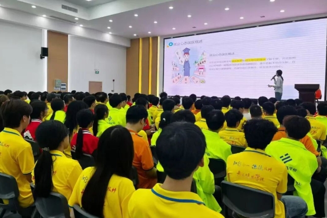 22 年校企资源沉淀，青华 3 大就业保障，让学员毕业即就业