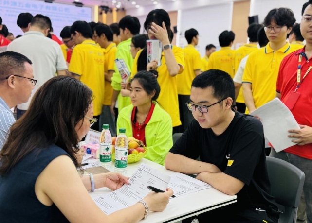 校企搭桥梁，技能学子赴新程｜青华模具校内专场招聘会圆满开展