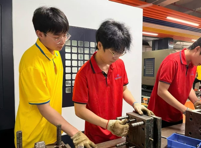 日复一日打磨图纸与模具，终会打磨出更好的自己