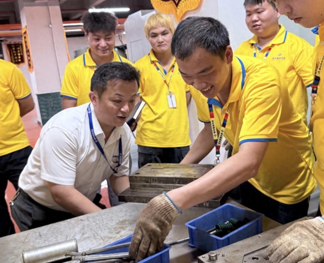 不用空洞课件，实物模具上手拆解，这才是模具学习该有的样子