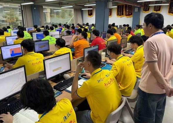 比起恢弘校舍，我们更在意每一个发光的你