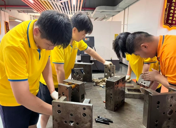 2026年，模具行业还值不值得入行？真话讲透