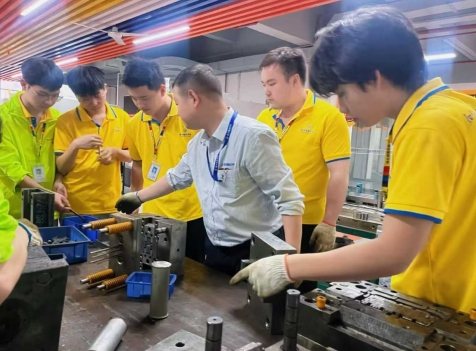 为什么现在大学生，都开始主动学数控、模具技术？