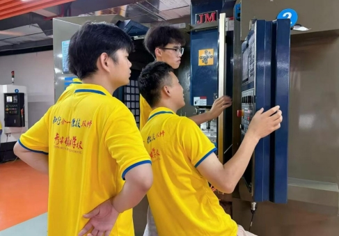 在机台上沉淀本领，时间终将回馈执着的追梦者