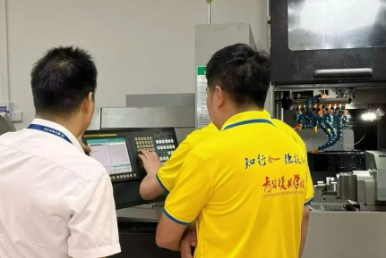 学技术最怕没人带！青华资深工程师师资，全程护航高薪就业