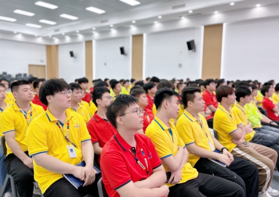 青华不是一所只教技术的学校，而是一座普通人改变命运的训练场