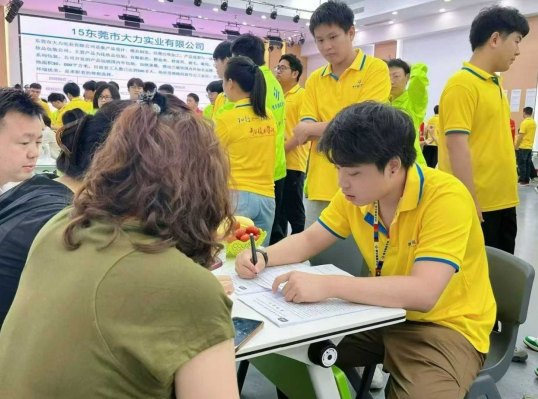 圆满上岸！校内招聘会助力学员成功入职，开启全新职场旅程