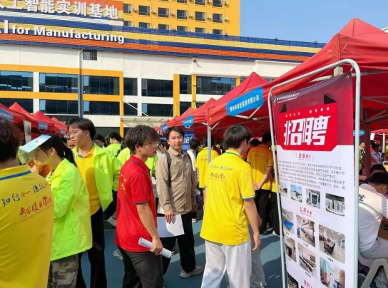 1270万毕业生挤破头：当代大学生真正的就业短板，从来不是学历