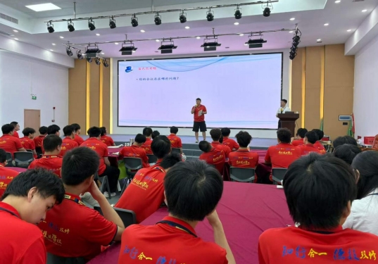 思维破局，聚力前行｜精英班长团研学《六顶思考帽》赋能成长