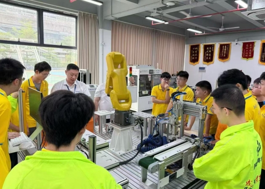 年轻人到底学什么技术好就业、有长远发展？