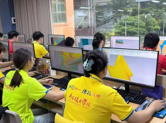 不用倒班熬夜！青华模具学校袁同学产品编程高薪上岗，转正稳拿8000