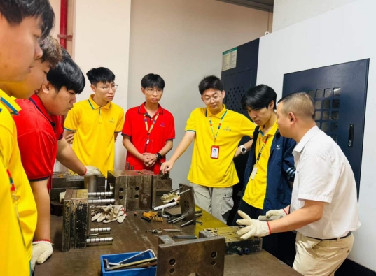 现场拆模实训｜青华塑胶模具设计课堂，看懂真实模具结构
